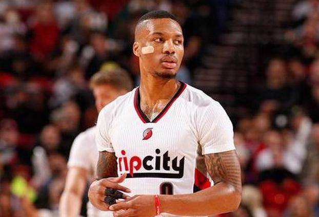 国际米兰连胜，齐沃调整团队，迪乌夫证明实力，马丁内斯复出，球队士气回升。（连胜护航，齐沃变阵奏效，迪乌夫发威，马丁内斯回归，蓝黑军团士气飙升）